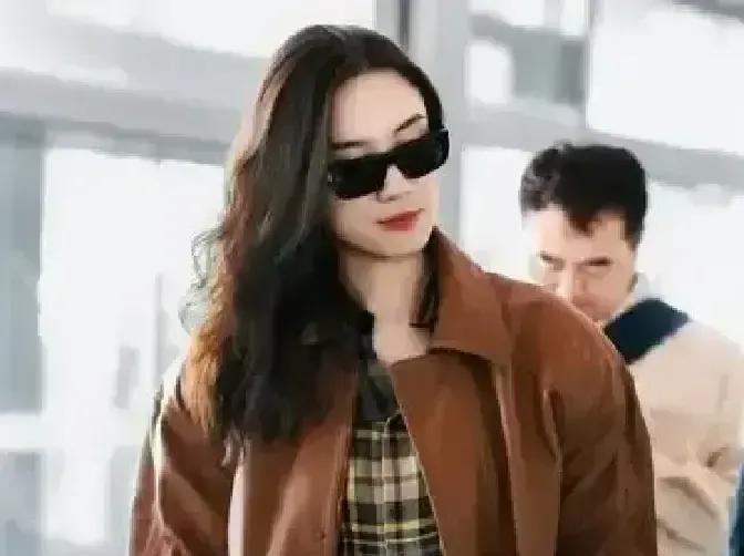 宋佳这一身真是绝了，直接给那些浑身大牌硬凹造型的明星上了一课！穿着三年前的旧西