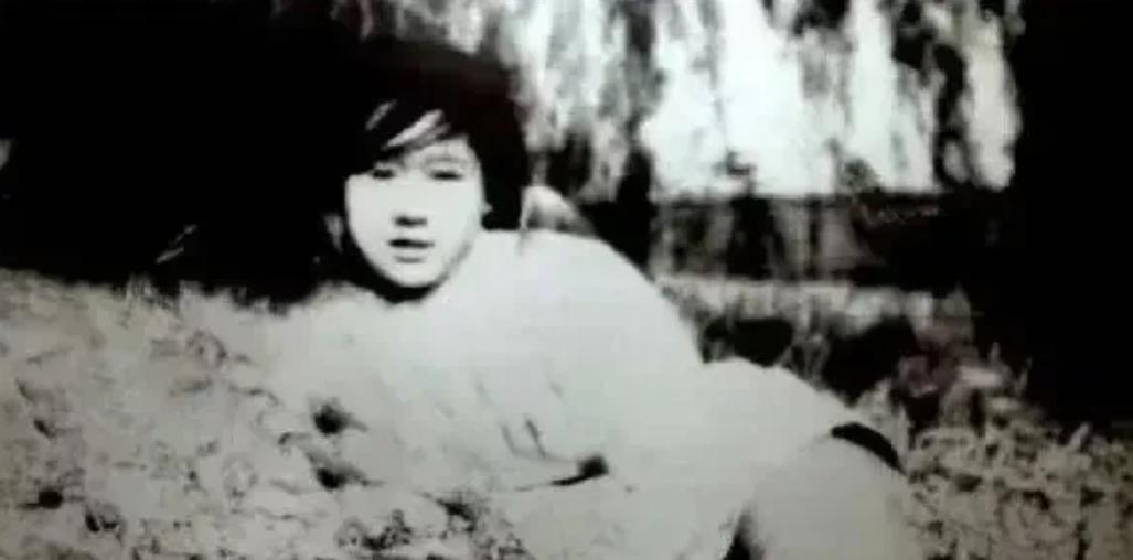 1938年5月，台儿庄战役中，一女护士正要抢救受伤的连长。突然，一个军官挥刀将连