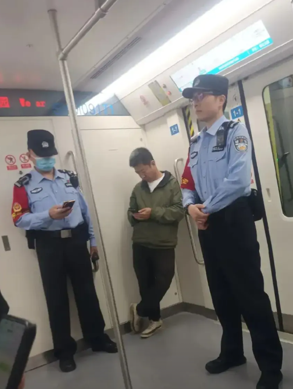 这张照片拍摄于2025年5月，从重庆市云阳县到辽宁省沈阳市铁西区出差，坐地铁出去