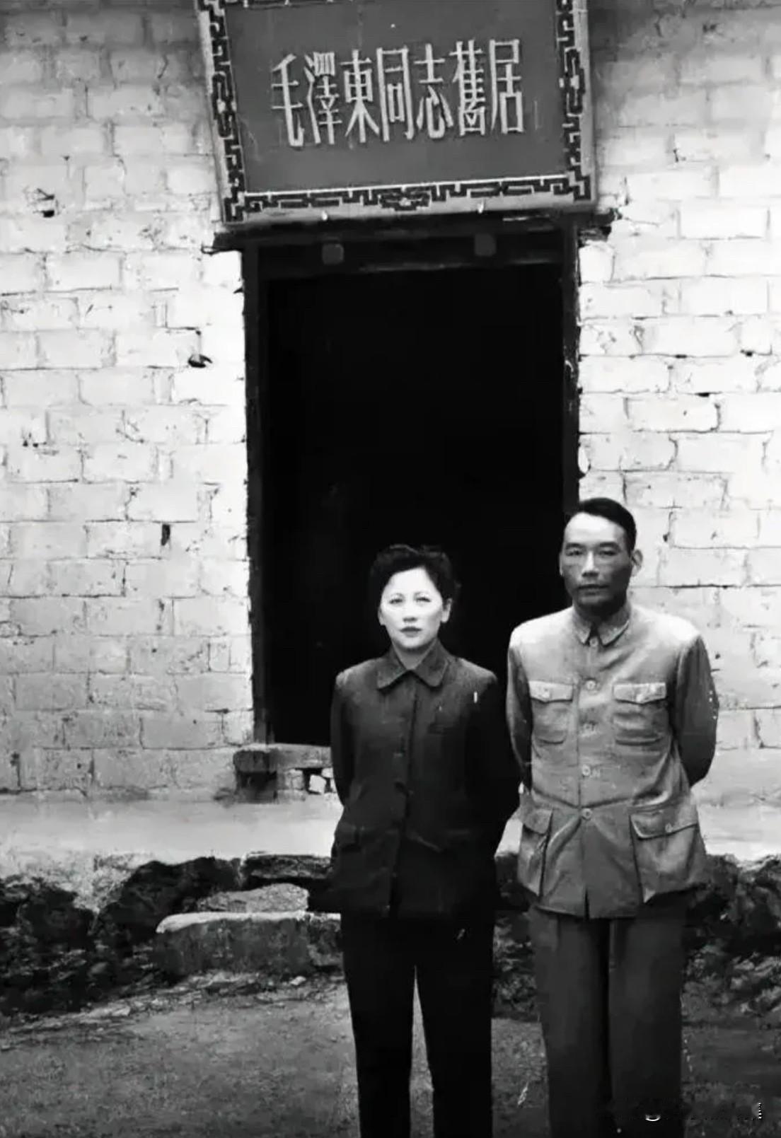 红色特工熊向晖夫妇在湖南韶山毛主席故居前的合影。早在1947年3月，熊向晖传递的