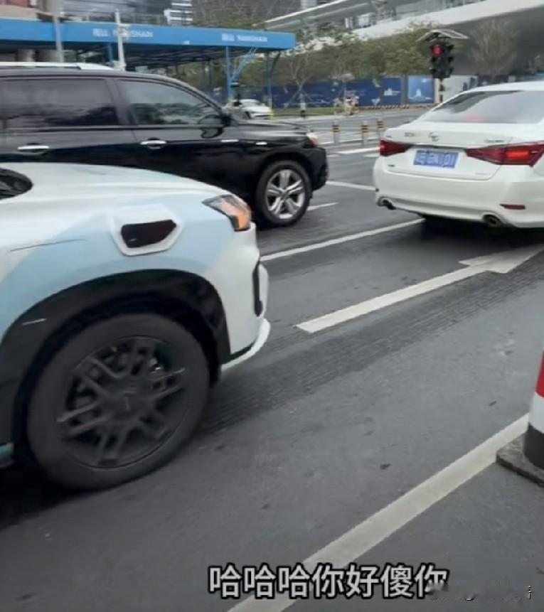 老公说，今天满大衔的人，被一个无人驾驶的车给气着了。老公说，京东快递不知从哪里