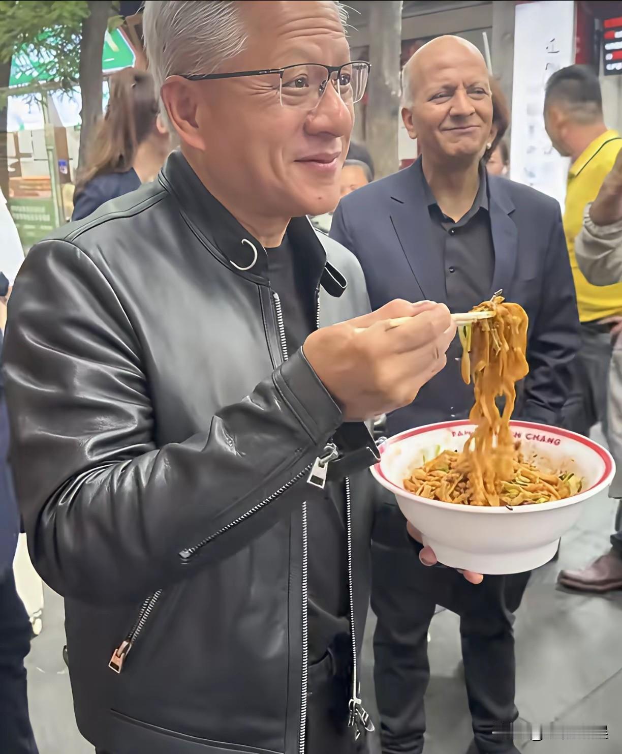 吃惯了高档宴席，偏爱路边摊！黄仁勋在北京胡同里吃嗨了！谁说科技大佬出门就得西