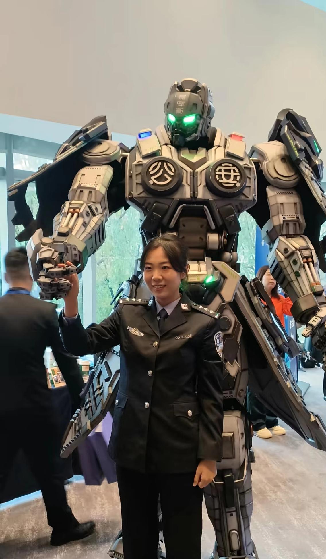 外国人：中国犯罪率低是因为有摄像头吗？我国网友：不，是因为有机甲。外国人：？？？
