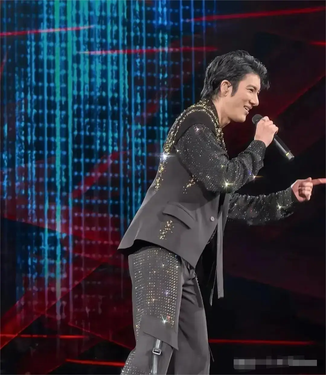 章子怡现身王力宏北京演唱会，她穿长裙戴着眼镜脸又小又精致好美