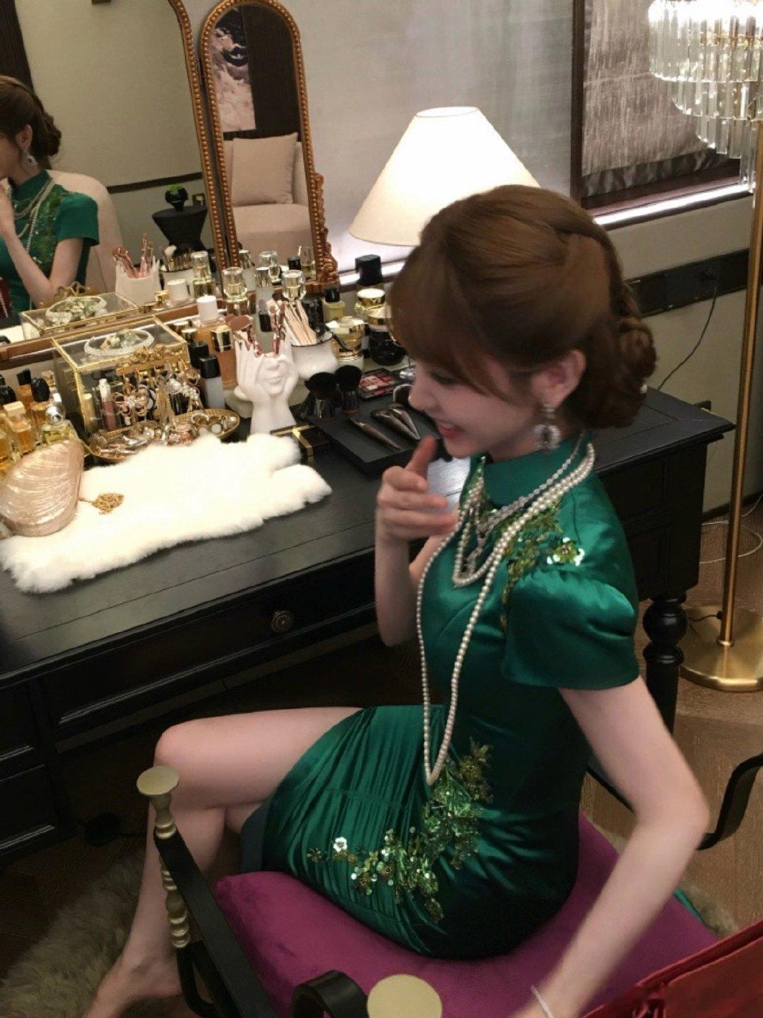 #田曦薇绿旗袍#这不就是小说里的富家公主嘛，谁看到这组图能忍住不喊那两个字​