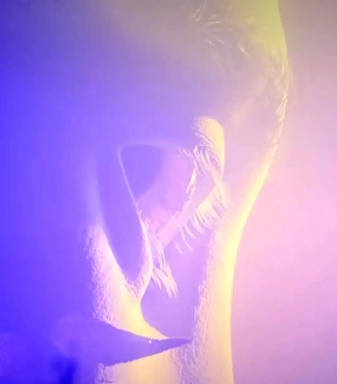 别再吵阿凡达3的“人脸埃娃”了。卡梅隆这手，不是失误，是算计。他撕开了一个