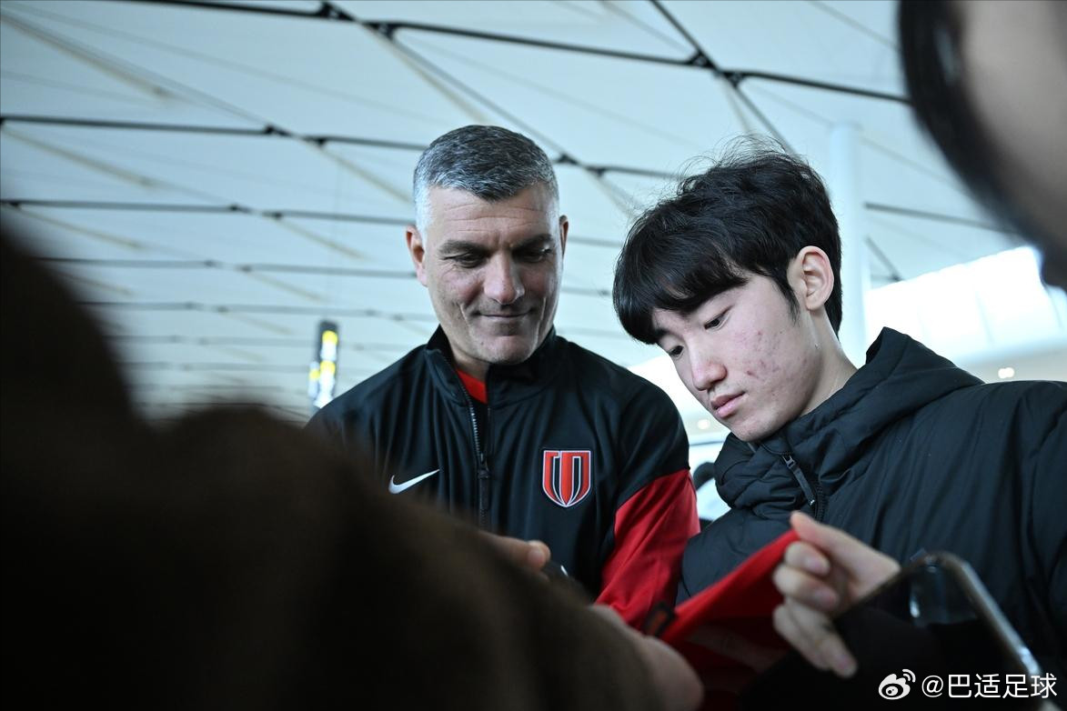 下周二，成都蓉城将迎来今年第一场比赛，主场迎战武里南联。主教练阿洛伊西，新援茹萨