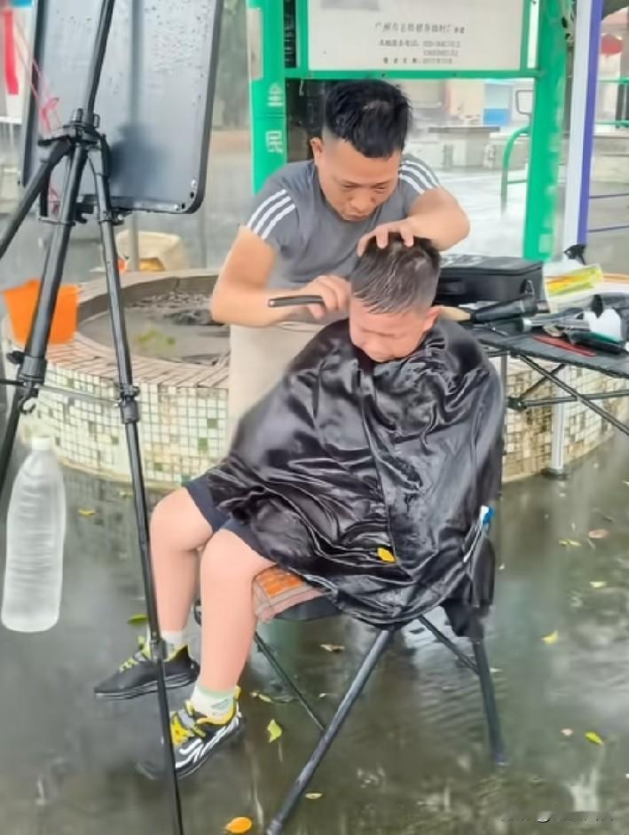 值了，10块钱享受洗剪吹[呲牙笑]剪到一半突然暴雨刮风了，这恐怕是这孩子这辈子