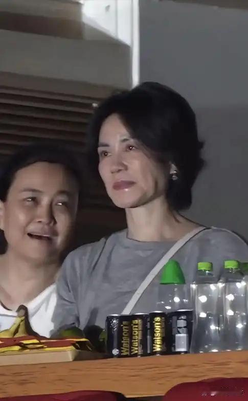 王菲素颜短发现身那英演唱会，状态被指显老，网友：肯定被丑化了，哪有这么老