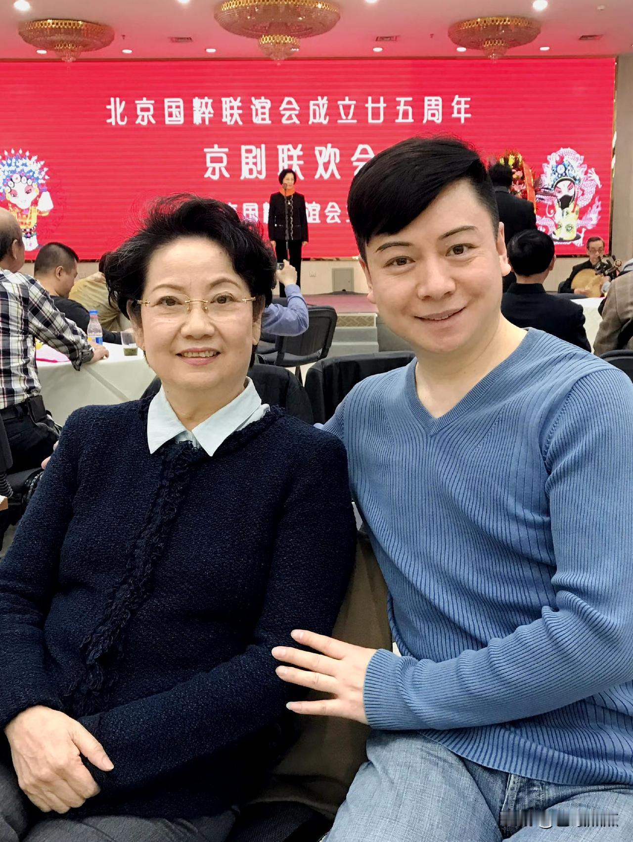 那年，著名梅派青衣胡文阁与京剧表演艺术家李维康老师同框留下合影。李维康老师虽已