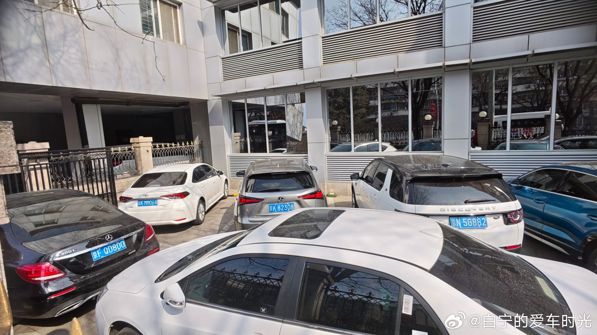 这单位停车场绝了，大家必须按顺序上下班，谁想早退半个楼都得下来挪车……