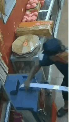 男子每天目睹寺庙里的功德箱被善男信女塞的满满的，又看到和尚们开着豪车拿着高档手机
