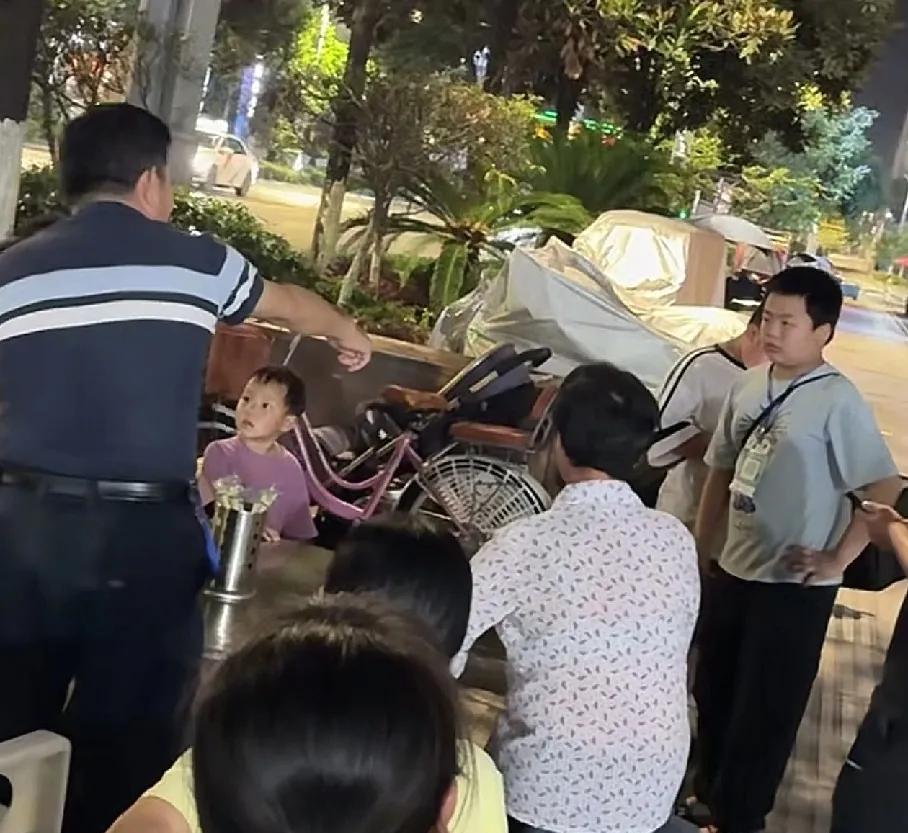 丢人丢到全国了，贵州男子这次不是赖账几块钱，还直接给三个孩子上了一课。出来卖冰