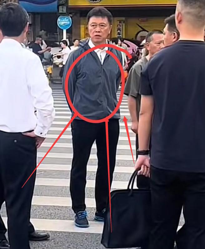 看到高书记指挥交通时穿的蓝色外套我好奇的查了查！一查才知道，高书记这么低调！