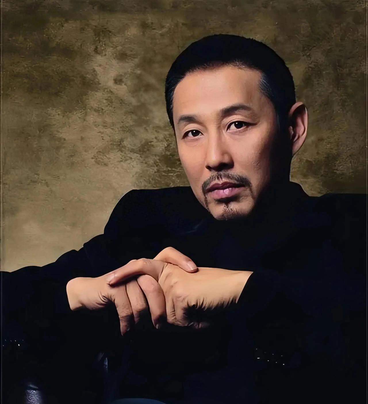 陈道明有段话说得很通透：“和周围人搞好关系的秘诀就是：不分享喜悦，不炫耀成