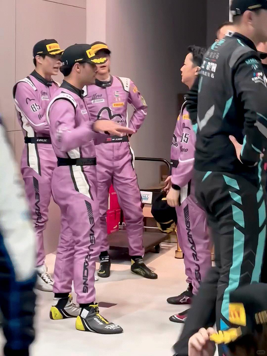 咋这么可爱啊你！王一博赛车​​​