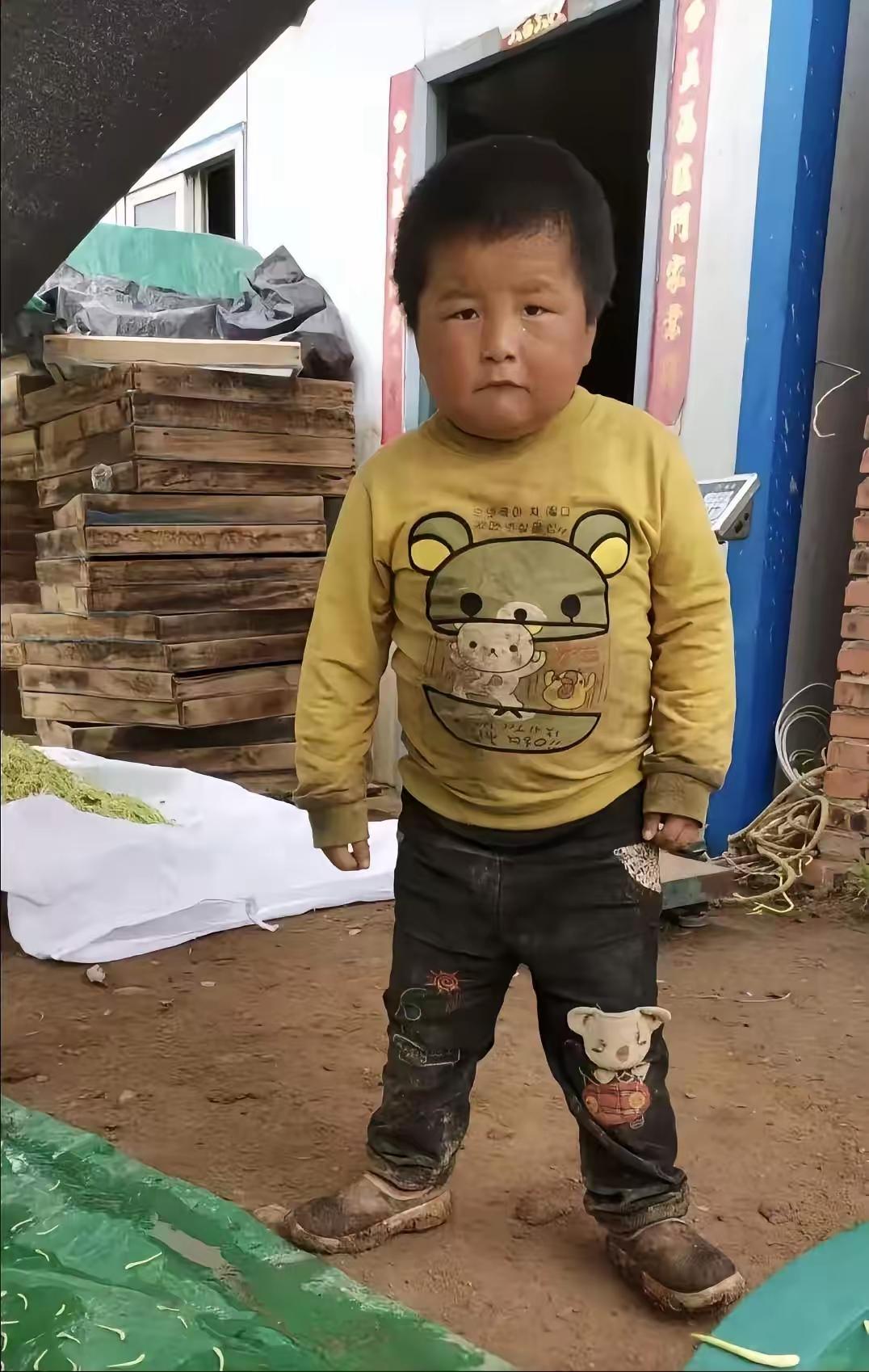 他叫亚豪，是河南的小吃播，才12岁，刚开始也是个正常的小孩，不上学做起了吃播，如