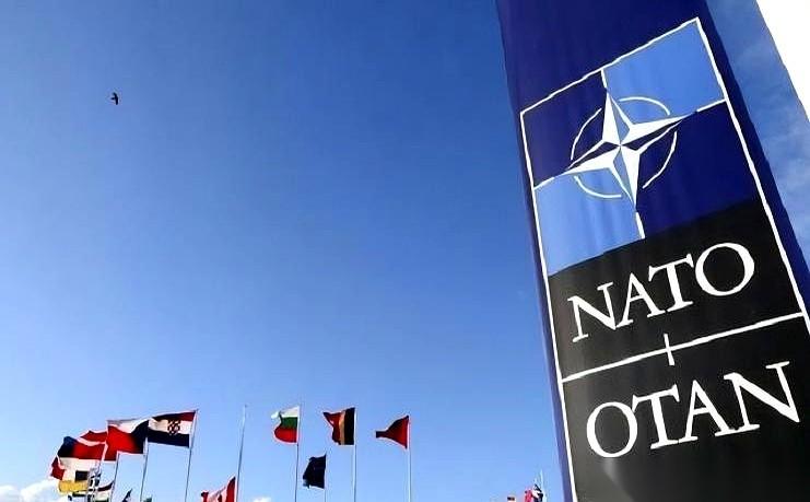 美国国会有人递了个条子，说咱不跟北约玩了。就这一句话，整个地球都得静音三秒钟。