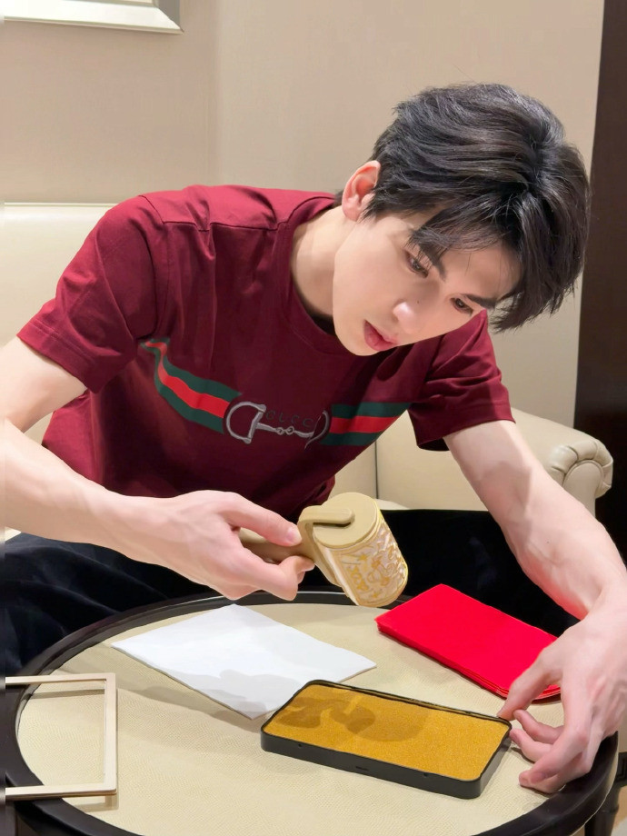 张凌赫迎财神张凌赫手搓贺岁金箔照张凌赫手搓贺岁金箔照，张凌赫迎财神，谁懂这个