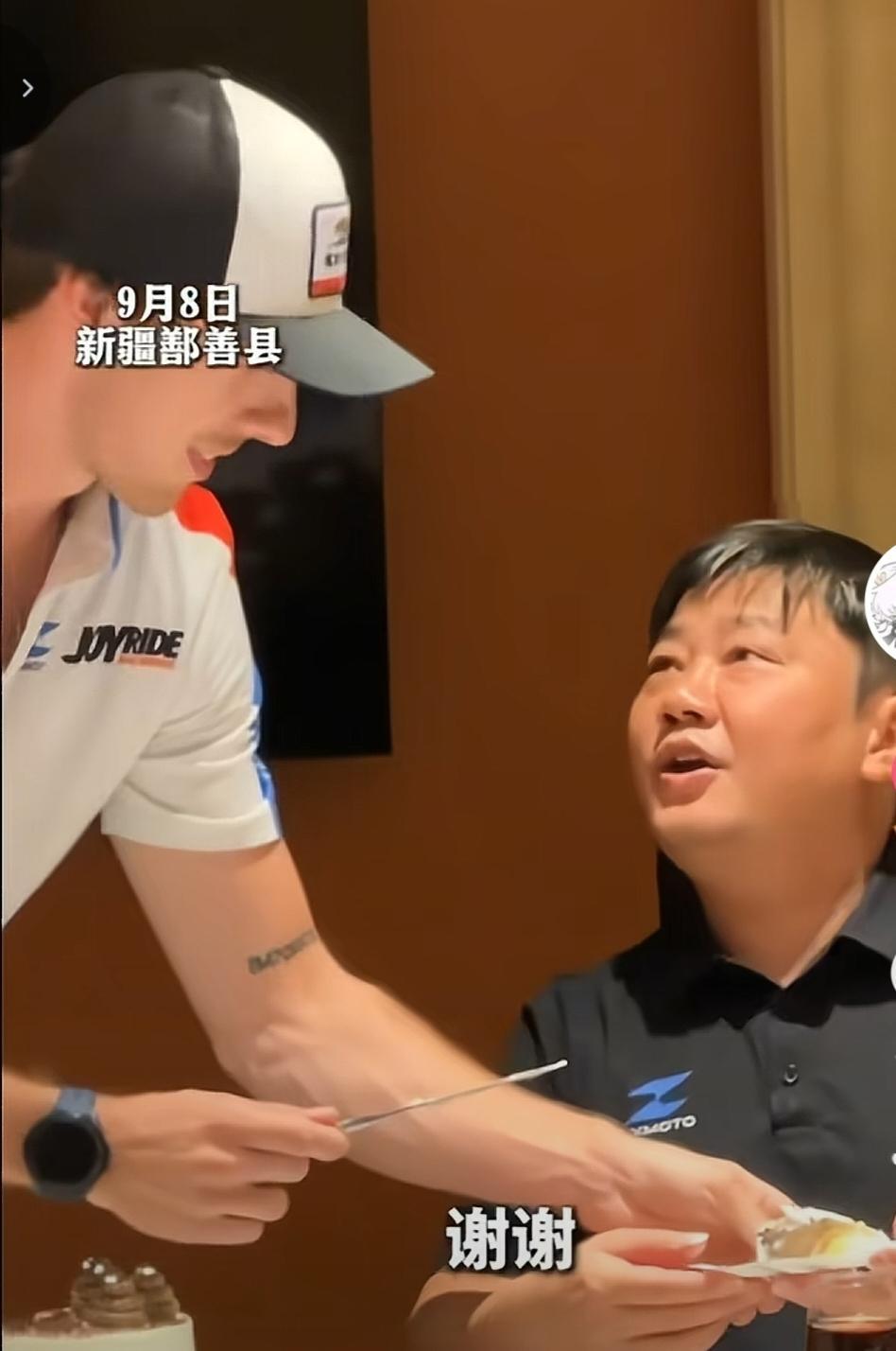托比亚斯太懂人情世故了，他夺得9月8日在新疆库木塔格沙漠段的冠军，团队随后为他庆
