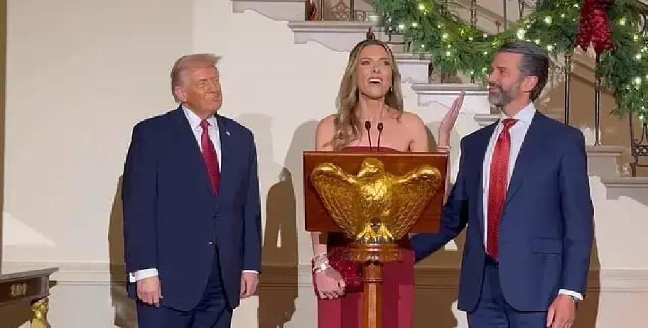 小唐纳德特朗普订婚了。他在海湖庄园向女友贝蒂娜求婚，用的戒指是家里传下来的，原是