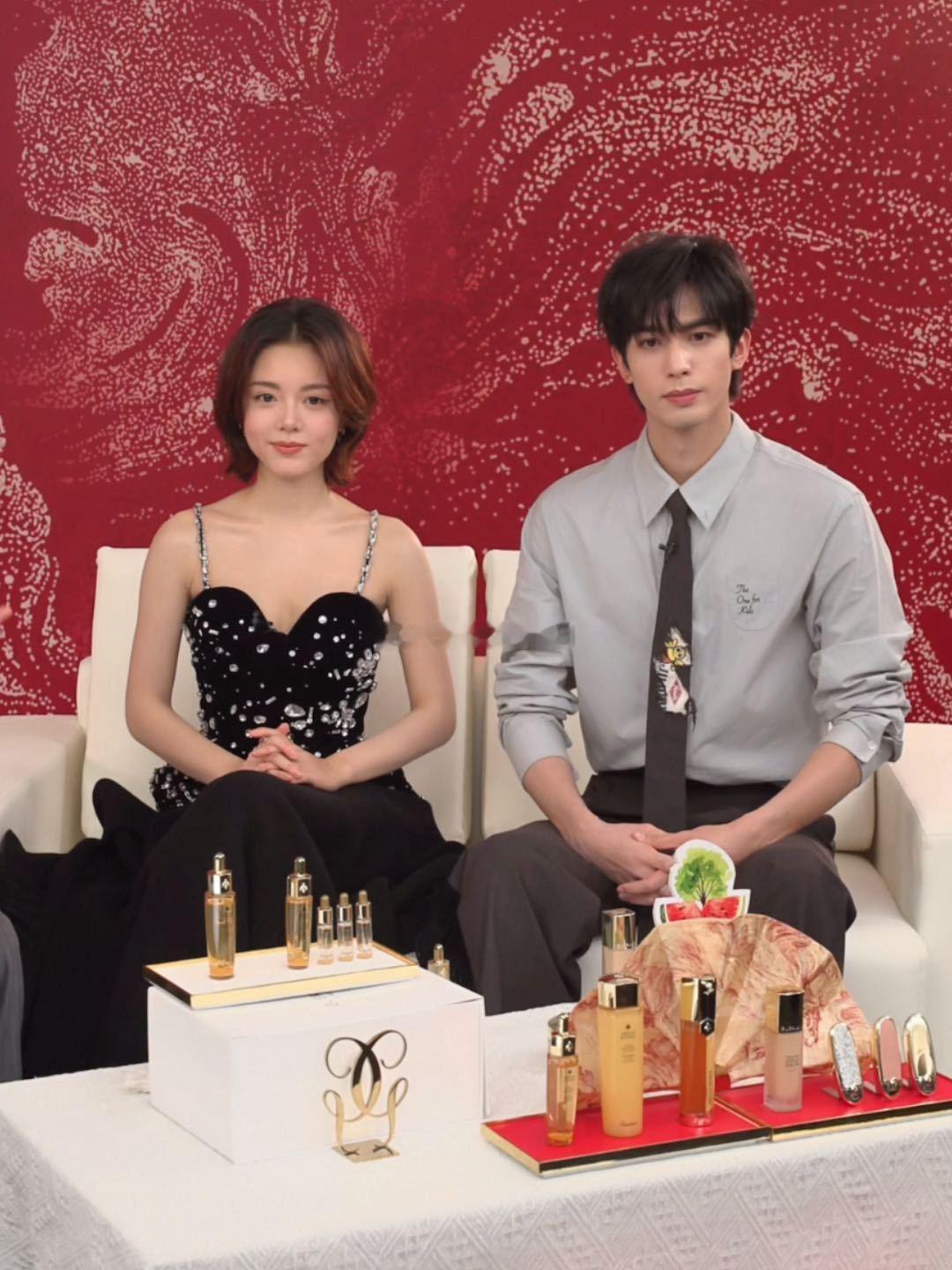 宋威龙赵今麦直播幸福感爆棚！合体终于来啦，置景用心互动超甜，豹豹猫猫还迎来专属