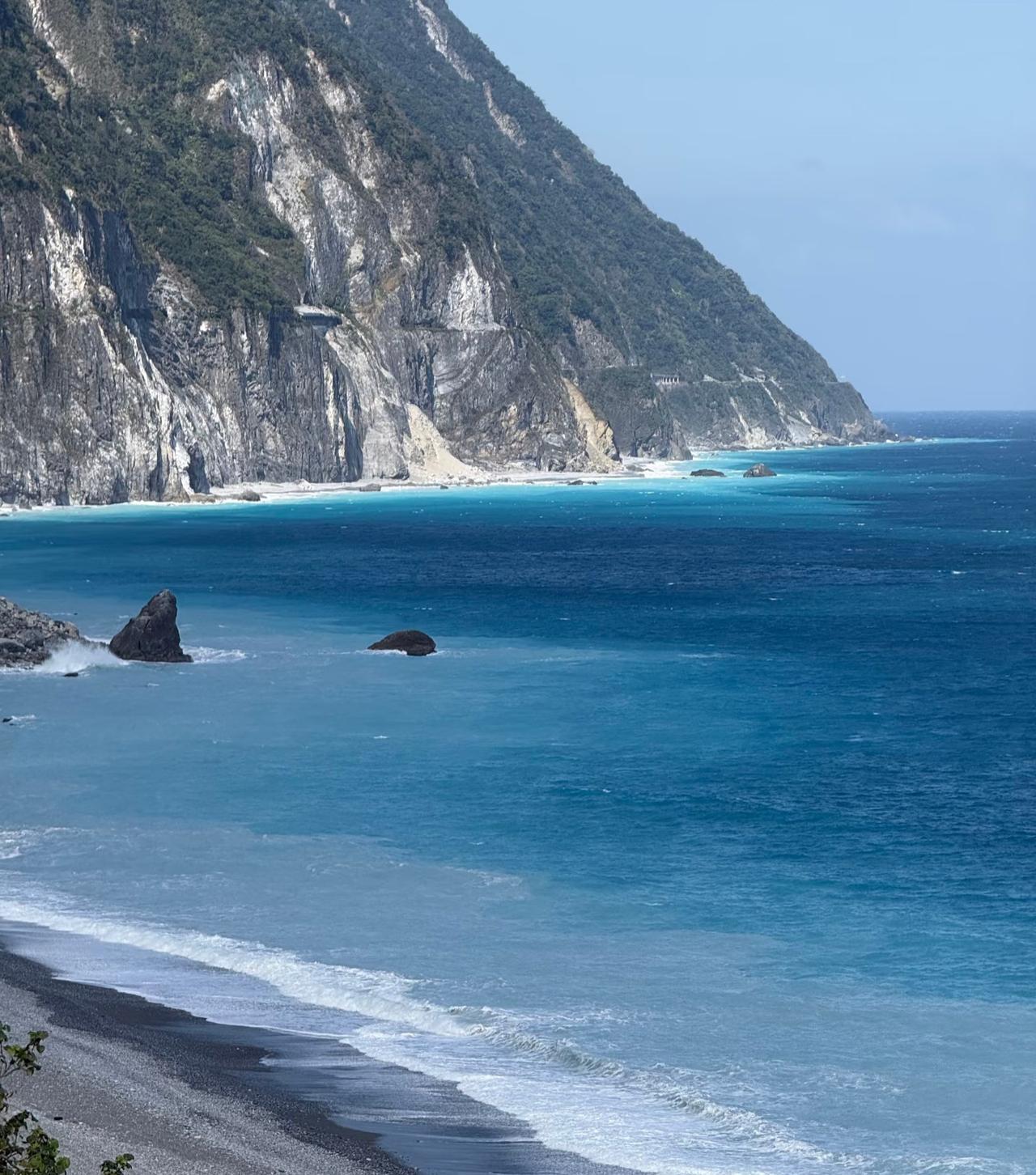 花莲的海真是太蓝了！看到朋友发的去花莲旅游的照片着实让我狠狠地羡慕了月牙湾