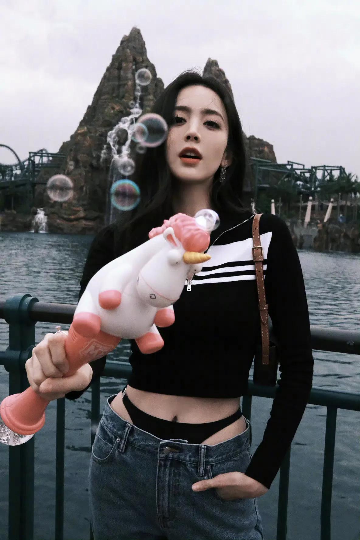 古力娜扎也太美了吧，我觉得她是新疆女演员里最漂亮的一个！她的身高达到172公