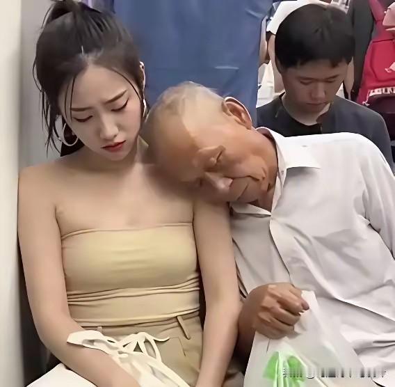 公交车上的这一幕，实在令人愤慨！在拥挤不堪的公交车车厢内，一位年轻姑娘乘车劳