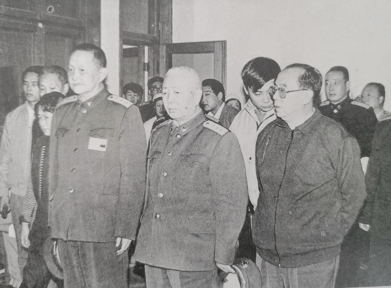 1989年共和国最后一位大将萧劲光逝世，享年86岁。解放军的三位首长前来向他的遗