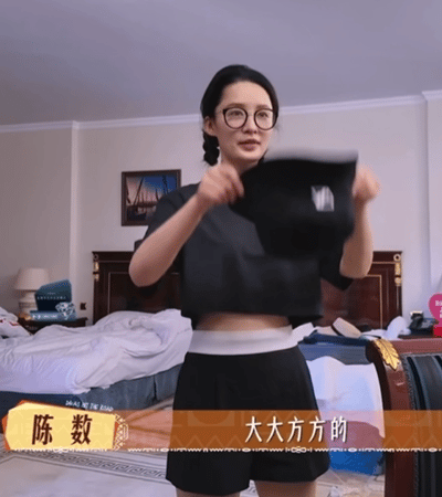 李沁确定不是18岁么沁姑娘小脸小骨架，长得就很幼，要不化妆的话，就是青春女大的