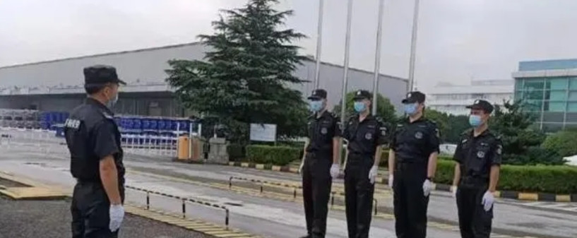 太缺德了！陕西咸阳56岁张女士在博物馆做安全员，月工资900块，站岗半年身体扛不