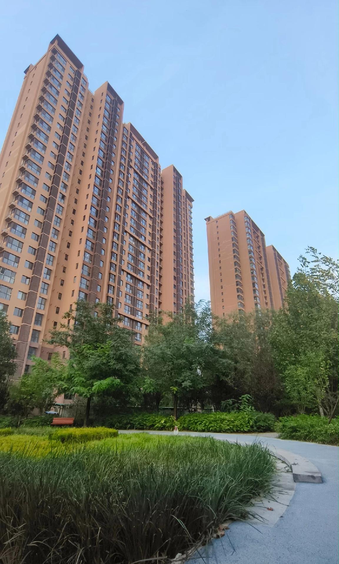 朋友家拆二代，分了5套房，房价高位时，他卖了2套到手150万，转头买了套