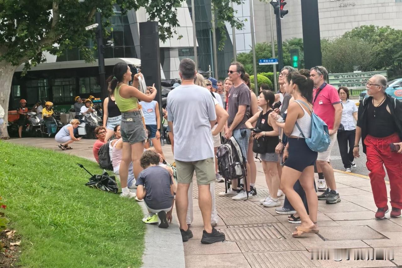 感觉自己才是外国人😂放眼望去好多老外！欢迎他们来上海旅游~有一个外国小朋友