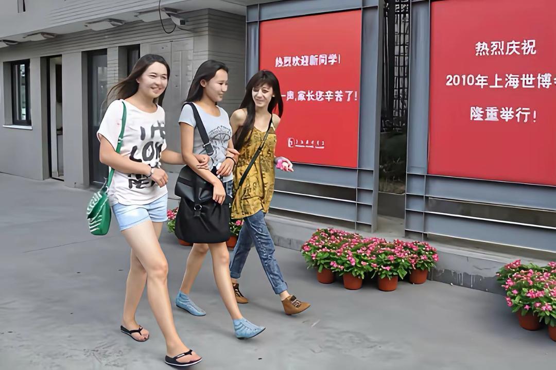 大学时期的迪丽热巴，在新疆不是很普通了吧！现在看也是大美女级别的吧