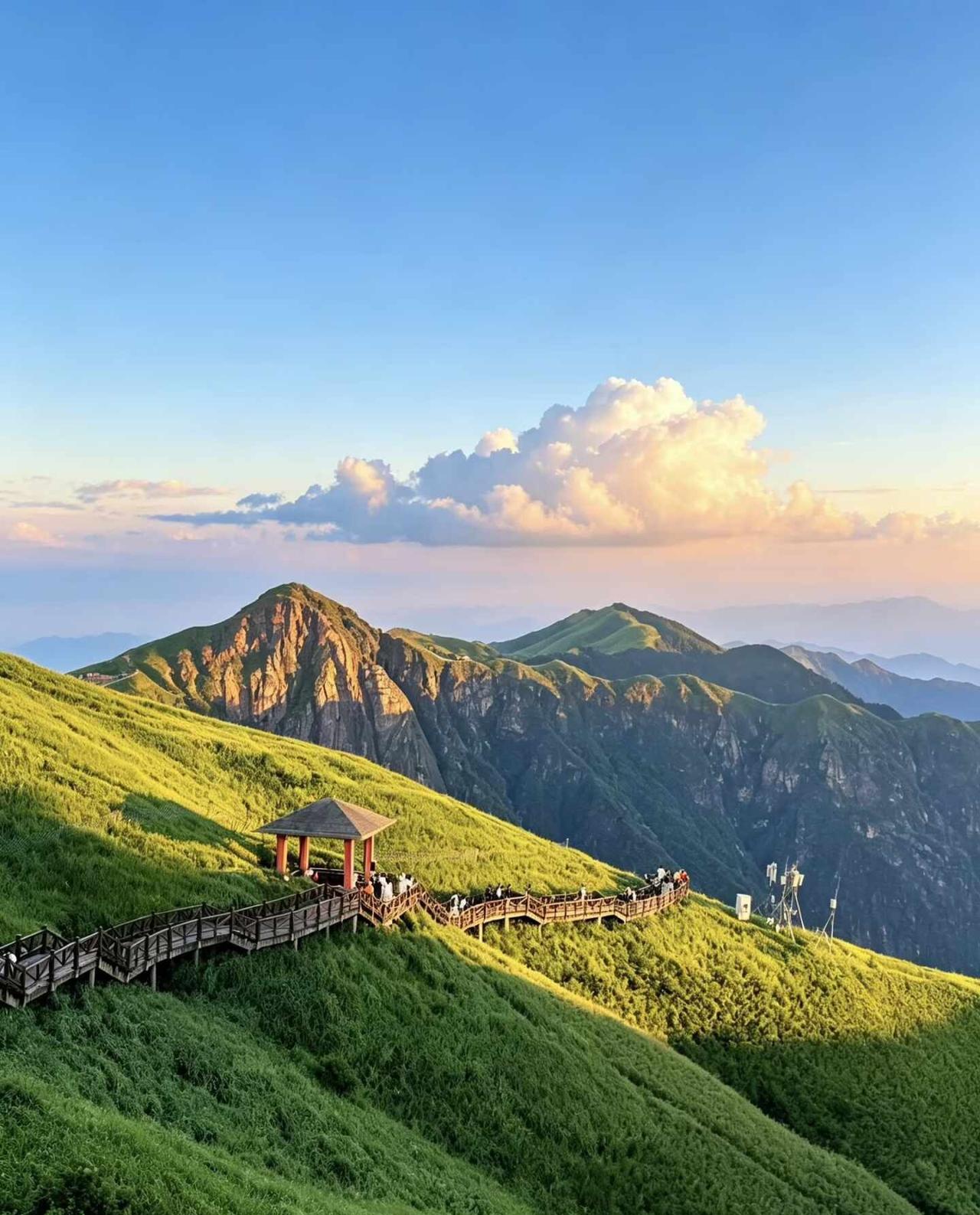 此刻，山顶的绿野仙踪，美到窒息⛰️登上山顶看不一样的景色武功山人山人海一句