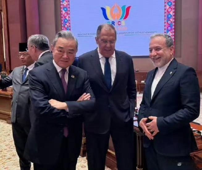金砖国家峰会，中俄伊三国外长同框交流