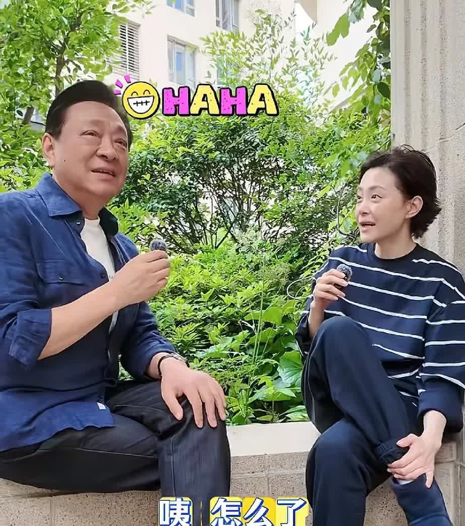 毛猛达和女儿同框没有年代感，女儿六月天穿雪地靴很奇怪。毛猛达自从和女儿搭档以后状