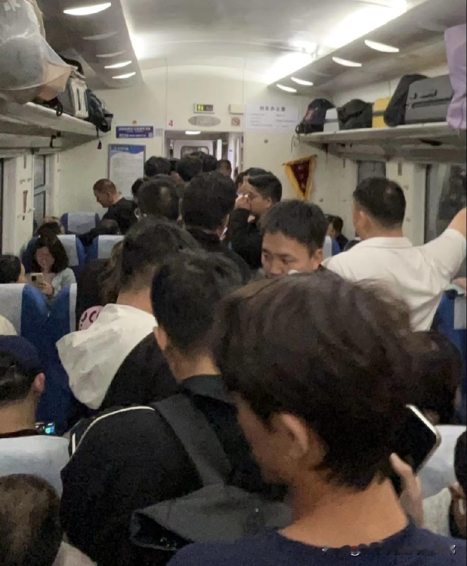 国庆最后一天凌晨高铁无座！国庆假期最后一天的凌晨高铁，堪称“人体拼图现场”