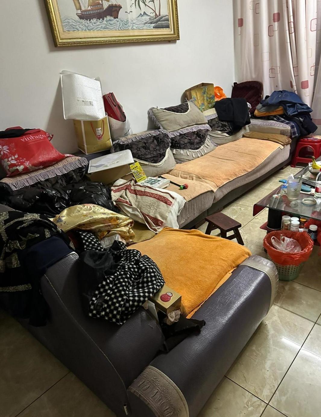 我特别喜欢我婆婆。​她很邋遢，家里乱也不知道收拾，还很强势，大事小事都得听她的