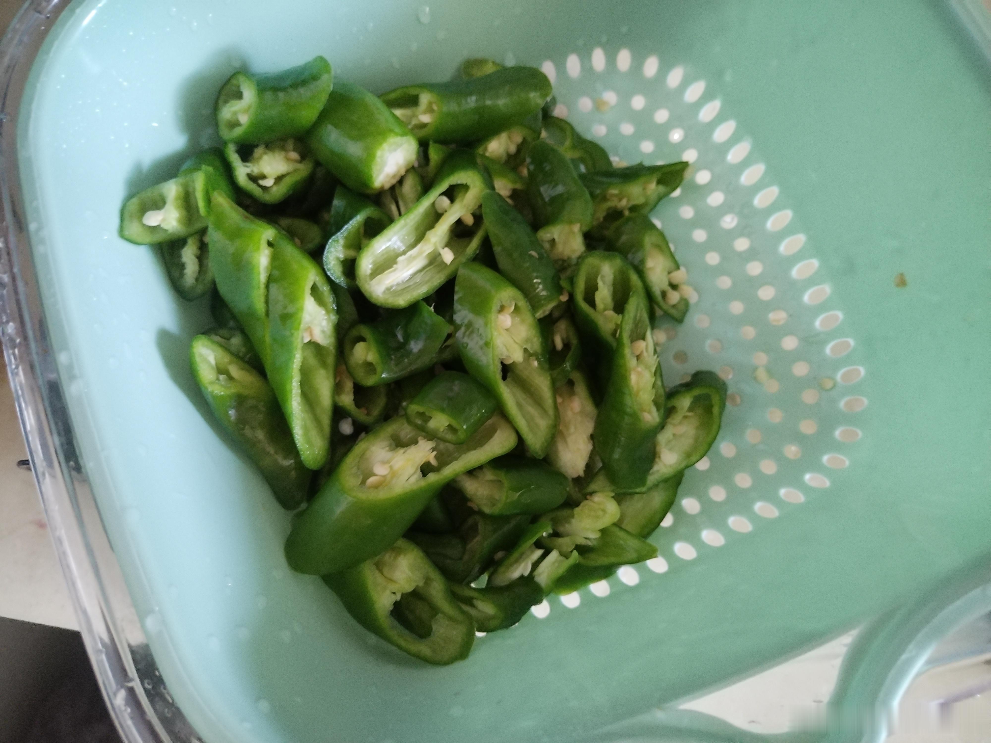 江西菜也没多少辣椒啊，这么多辣椒分了四个菜