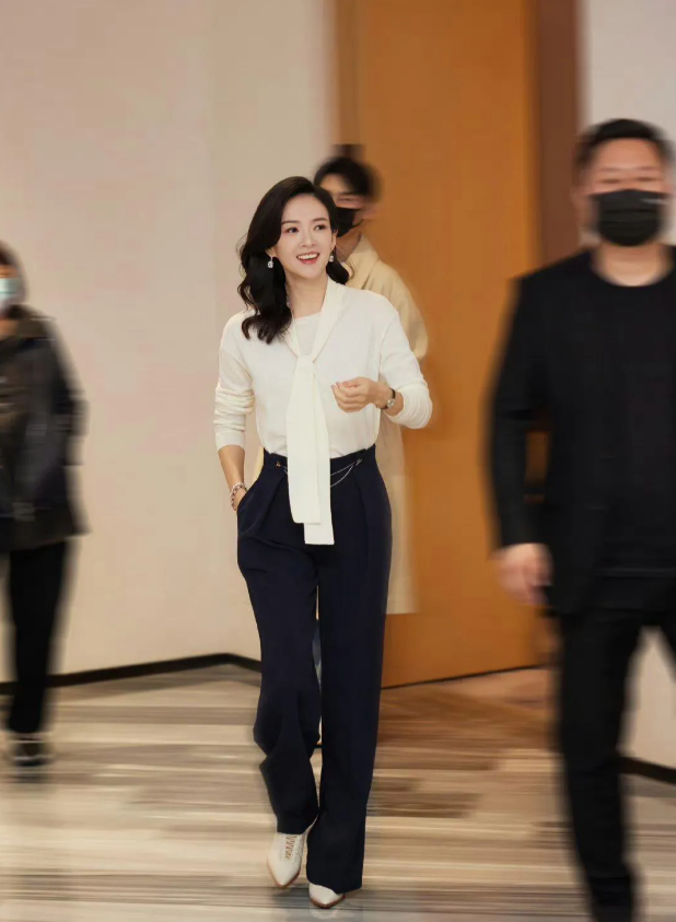 章子怡离婚后气场焕新如凤凰涅槃！飘带衬衫似云纱垂落肩颈，阔腿裤摆卷起飒意风潮，极