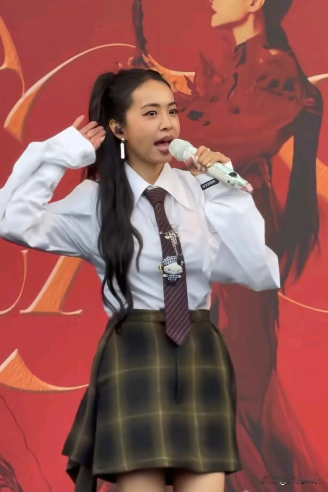 你能相信这是45岁的蔡依林？11月2日，蔡依林在台北举办了新专辑《Pleasur