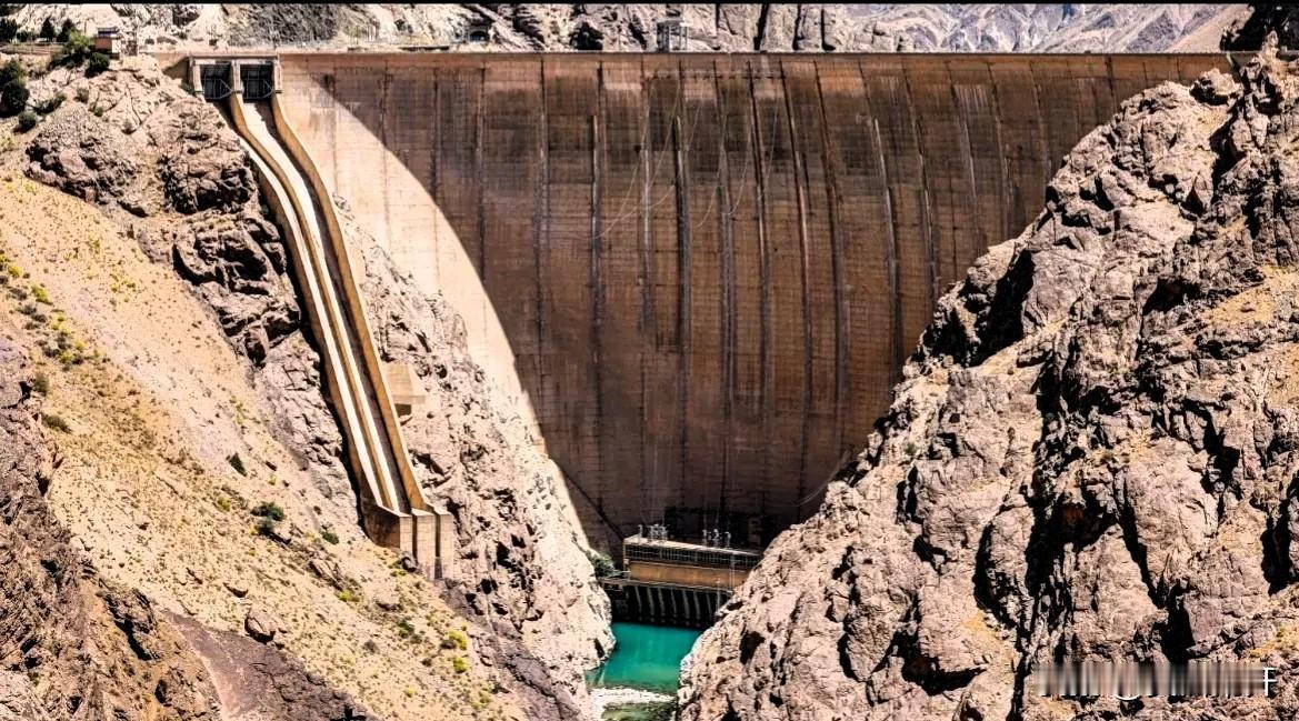 伊朗10万人集体求雨！气候危机下的震撼一幕德黑兰街头，十万人挤满圣殿。举着
