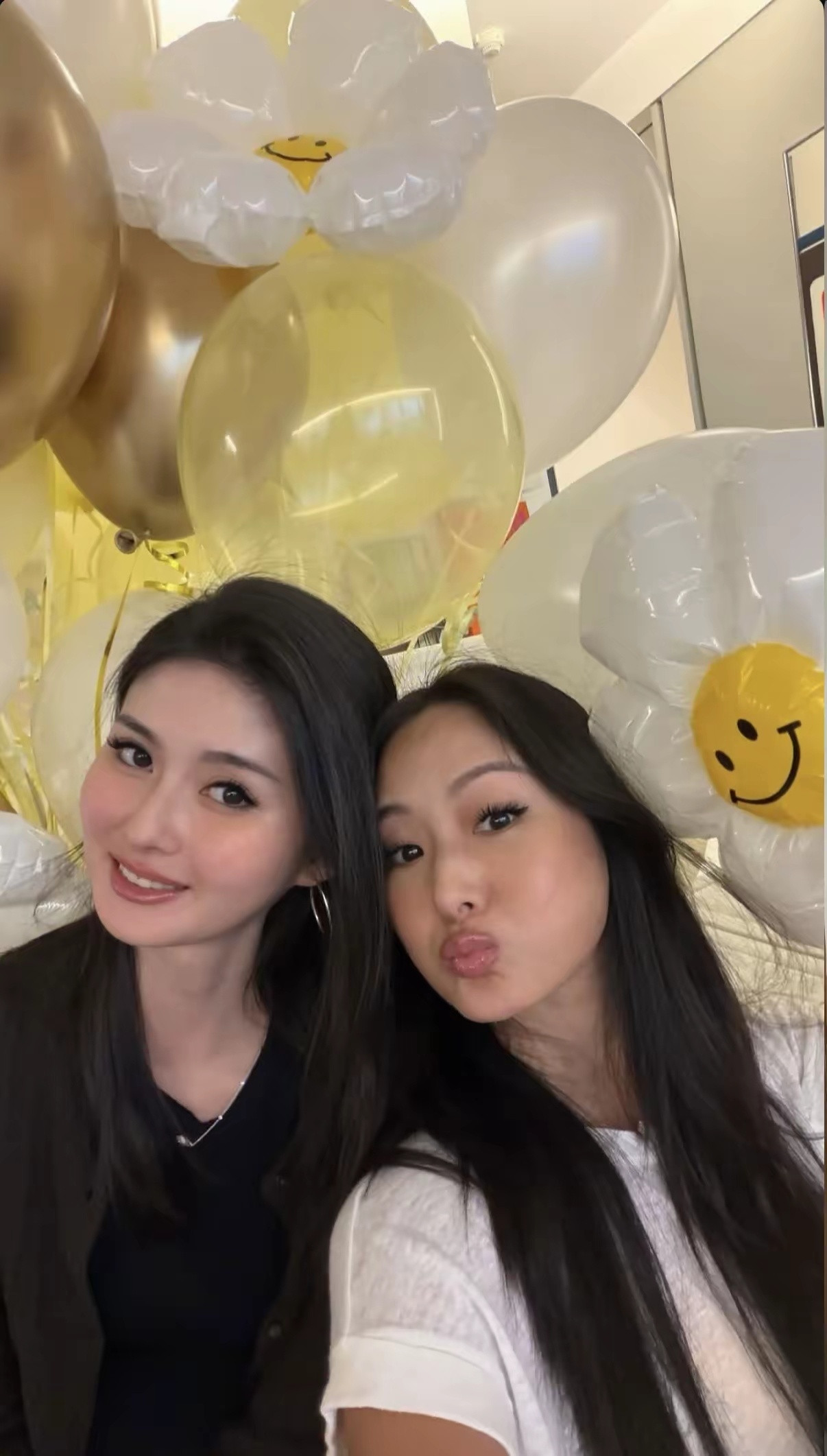 孙芸芸48岁生日同框26岁女儿，母女一个样像姐妹，一家冻龄高颜值，活生生地把母女