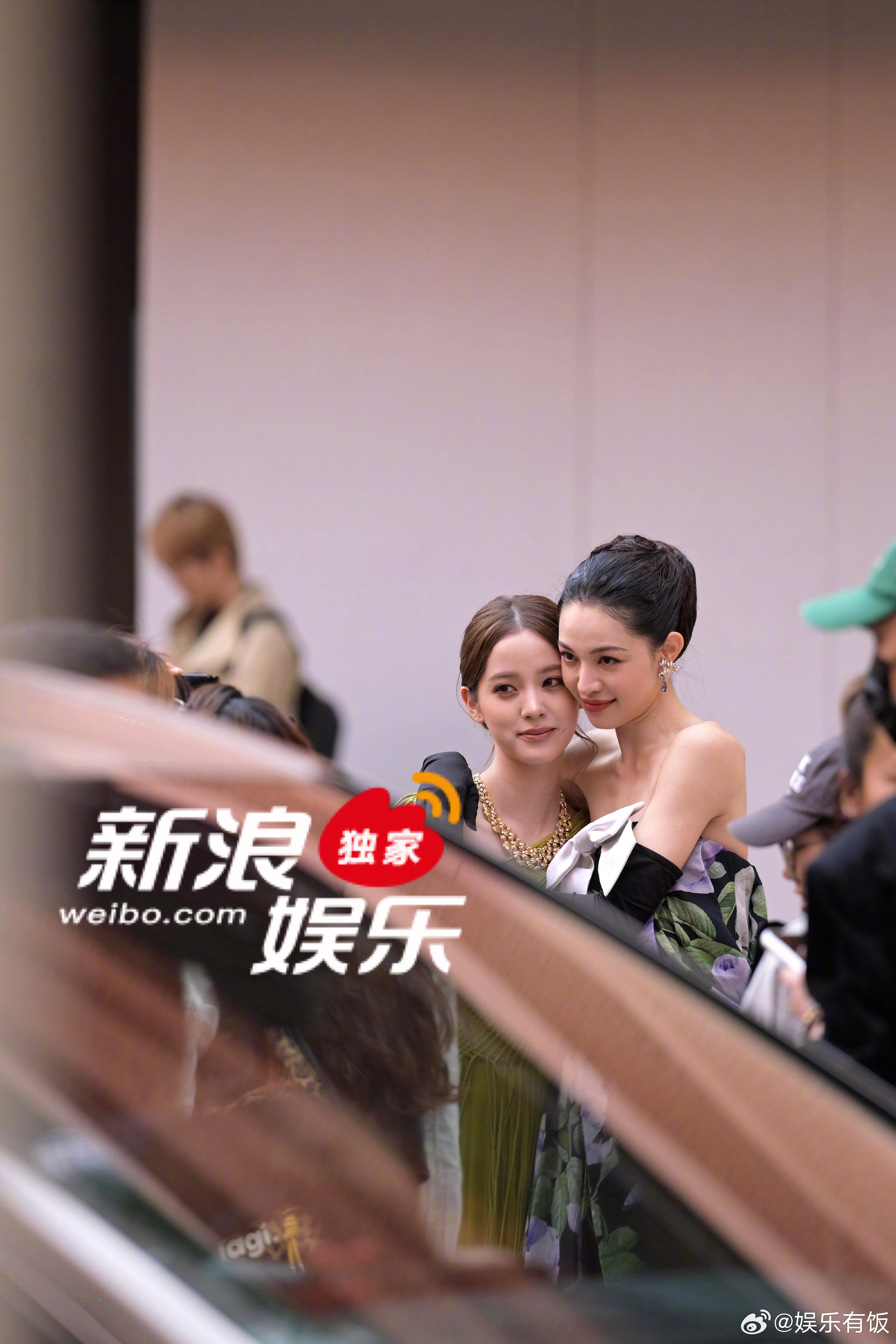 钟楚曦欧阳娜娜贴贴钟楚曦欧阳娜娜你们俩都没喝中药亮相vogue盛典，美女们贴贴