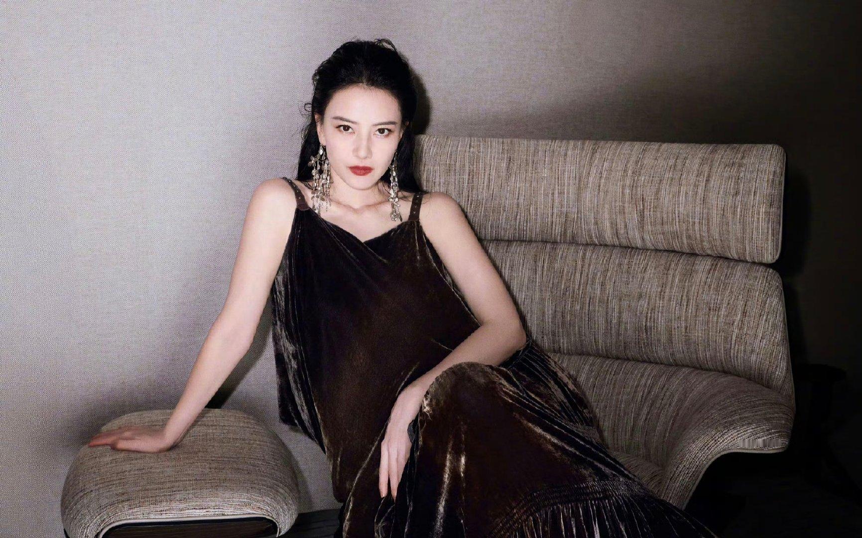 优雅从容，落落大方生图都美到发光，尽显东方女星风采呀[鼓掌][鼓掌]#高圆圆纽约时装周生图#​