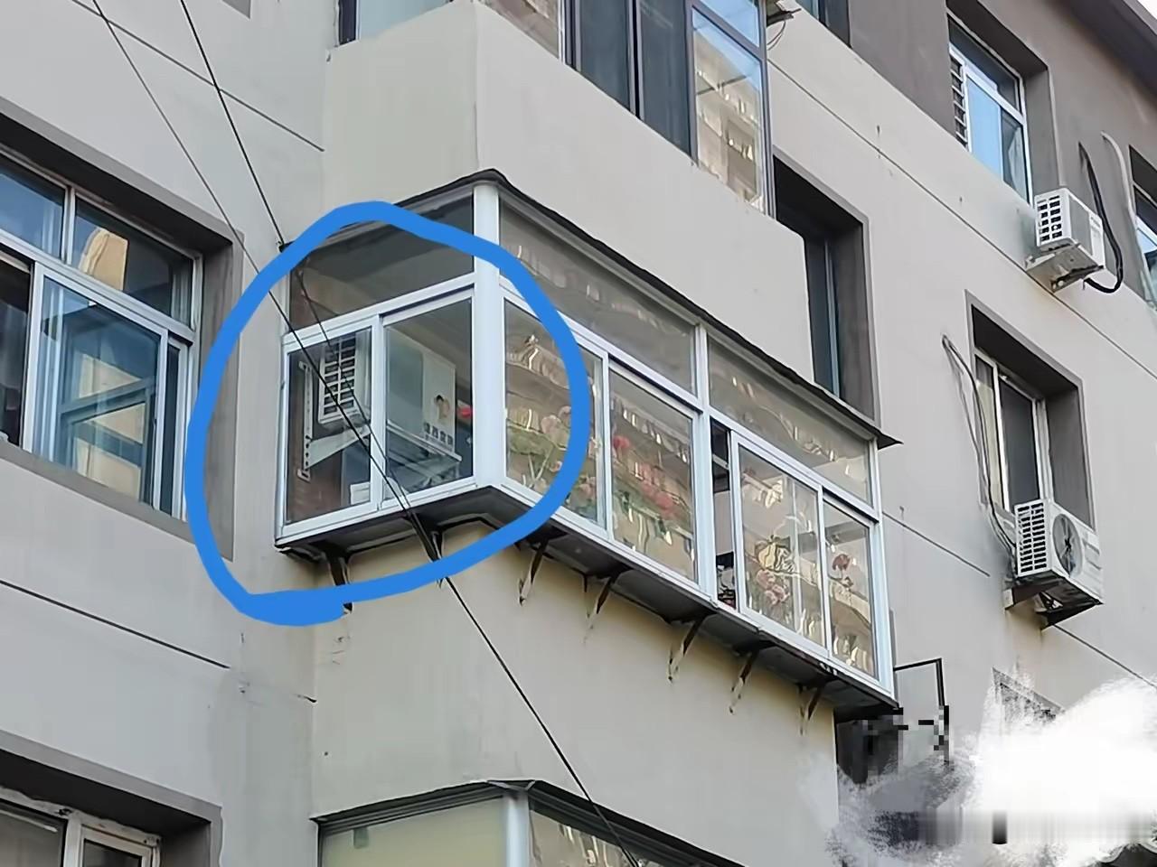 实在想不明白把空调外机，装在阳台里面到底能有什么好处呢？不仅散热不好，而且噪音也