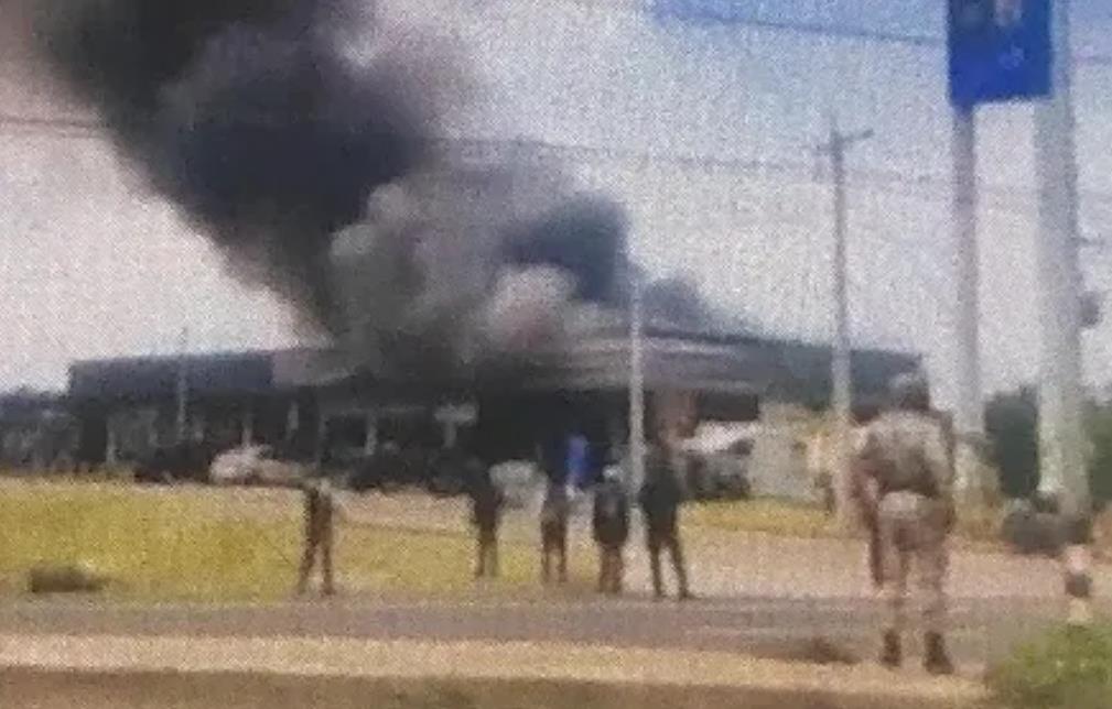 乱套了乱套了，泰柬双方冲突还没停止，老柬又爆发了冲突。总台记者27日获悉，老挝占