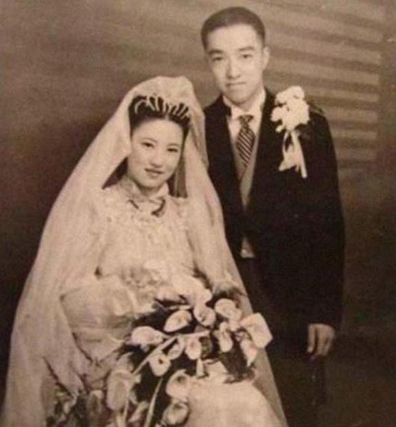 1945年，一个“汉奸”瞒天过海，带着10亿法币、100多根金条投奔新四军，陈毅